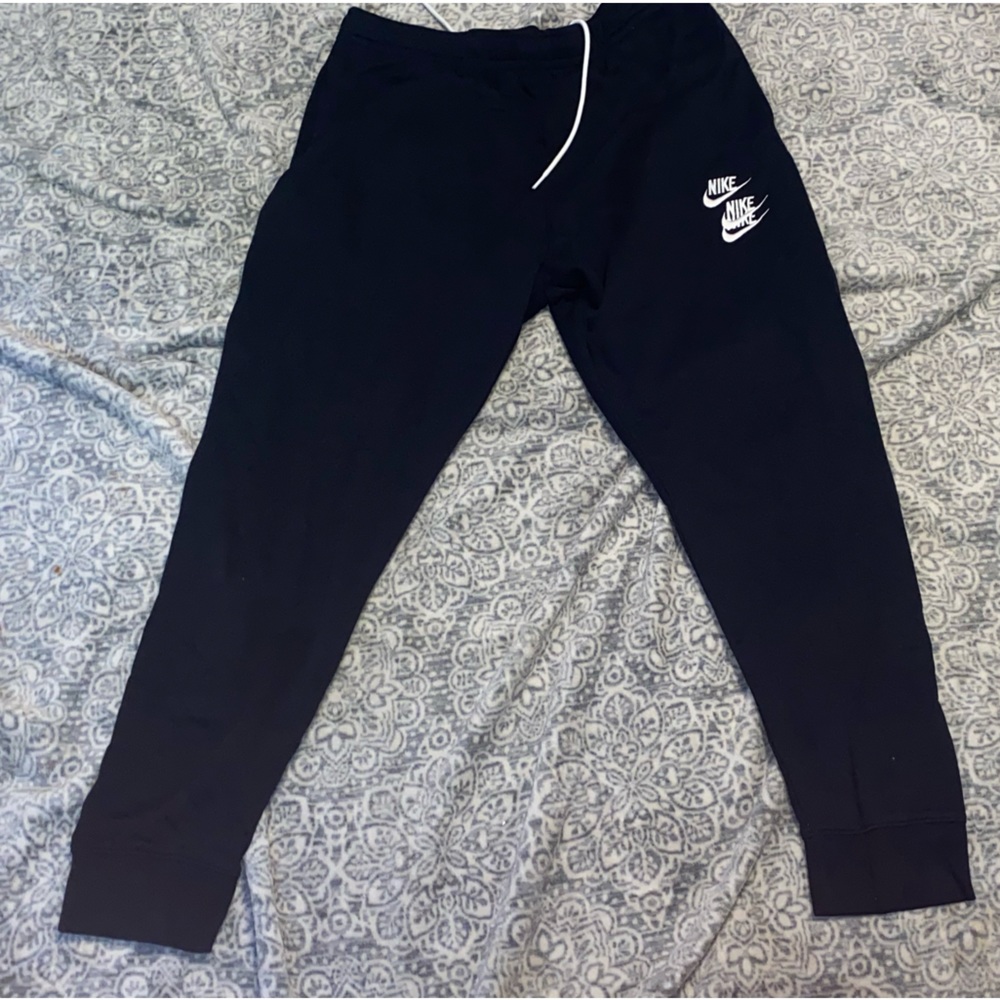 NIKE
SPORTSWEAR WORLD TOUR OREGON JOGGER SWEATPANTS